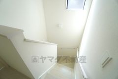 ご年配の方でも安心できる、手すり付き階段です＾＾段差も低めで設定されてますので安全性にも優れてますね＾＾