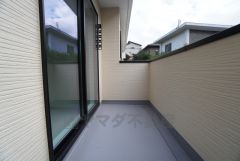 陽当たりの良いバルコニーです。お洗濯やお布団干しはもちろん、日光浴スペースにも＾＾足元は防水工事施工済です。