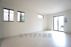 大きな掃き出し窓のあるリビングは、陽光あふれる明るい空間です。ゆったりと寛げる憩いの場となりそうです。