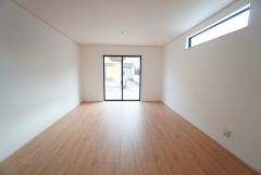 大きな掃き出し窓のあるリビングは、陽光あふれる明るい空間です。ゆったりと寛げる憩いの場となりそうです。 