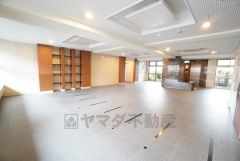 清掃の行き届いたきれいなロビー。 明るく開放的な空間です。