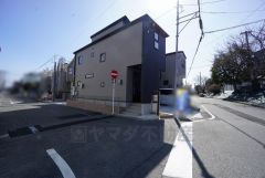 1号棟は角地です。