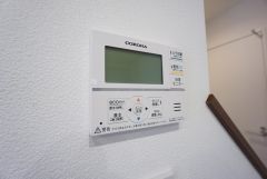 キッチン横からお湯張り、追い炊き、足し湯がボタン一つで楽々操作できる給湯機リモコンです＾＾忙しい夕飯の準備の時間帯に重宝しますね。