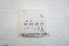 浴室暖房乾燥機には、暖房、乾燥、涼風、換気の4つの機能が付いています。タイマー付きです。換気・雨の日の洗濯も安心です＾＾