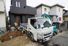 2号棟。 カースペースは2台分確保＾＾マイカー用に、お客さま用に、余裕を持ってご利用いただけます。業務スーパー 南福岡店まで車で2分圏内＾＾（0.5km/車2分）