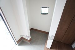 玄関にはシューズクローク付き。ご家族全員分の靴からベビーカーやゴルフバッグなどもしっかり収納できます＾＾