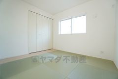 リビング隣には、ホッとできる和室を用意。客間としてはもちろん、お子様のお昼寝スペースや書斎としても活躍してくれそうです＾＾ 