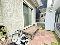 玄関横、リビングの掃き出し窓から出入りのできるちょっとしたスペース。