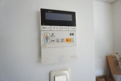 キッチン横に給湯器リモコンを設置していますので、忙しい時間帯でもスイッチ一つでお風呂の用意ができますよ＾＾