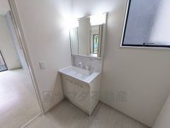 三面鏡裏収納付き洗面化粧台です＾＾ 歯磨きセットやスキンケア用品などの収納に便利ですね。 生活感も隠すことができ、来客時にも安心です。