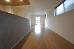 大きな掃き出し窓のあるリビングは、陽光あふれる明るい空間です。ゆったりと寛げる憩いの場となりそうです。