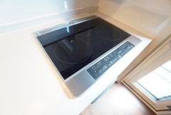 汚れてもサッとふける、お手入れのしやすいIHクッキングヒーター。オール電化なので経済的です。