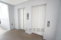 エレベーター2台完備。 2台が連携して稼働することで、通勤・通学などのラッシュ時でもエレベーターを待つ時間が大幅に短縮されます＾＾ 