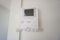 防犯はもちろん、セールスマン対策にもなるモニター付きインターホンです。 来訪者の顔が見えるので安心ですね＾＾ 