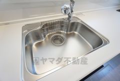 大きなお鍋も楽々洗える幅の広いシンクです＾＾ステンレスシンクなので簡単にお掃除できますよ。洗剤やスポンジもすっきりできる収納付き。
