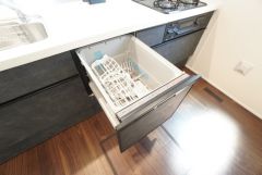 炊事時間を大幅に短縮できる食器洗浄乾燥機付き＾＾食器を洗う手間が減るので家族とのコミュニケーションの時間や自分の時間が増えますね。