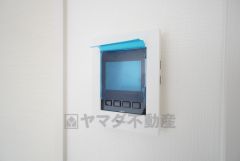 防犯はもちろん、セールスマン対策にもなるモニター付きインターホンです。 来訪者の顔が見えるので安心ですね＾＾