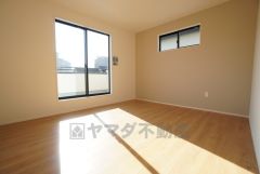 主寝室としてお使いいただけそうなこちらのお部屋は、日当たりが良く、爽やかな風を感じて起きる朝は、快適生活の始まりに。 