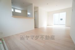 窓から光が差し込む明るいダイニングです＾＾