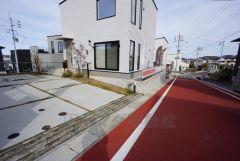 前面道路は南東側約6ｍの公道に面しています。前面道路が広いので駐車も楽々できそうです＾＾ マックスバリュエクスプレス老司店（車3分/1ｋｍ）。