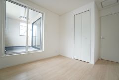 暖かい日差しが差し込む洋室。たっぷり収納できるクローゼット付きでお部屋の中をすっきりと快適に保てます。