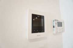 防犯はもちろん、セールスマン対策にもなるモニター付きインターホンです。お子さん1人での留守番時にも活躍しそうです。