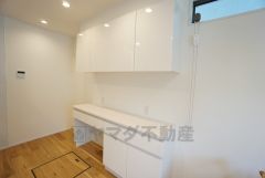 キッチンの後ろには収納充実のカップボード付き。 炊飯器や電子レンジなどの調理家電を使うときなどに便利なコンセント付き。