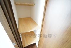 廊下に収納が設けられています＾＾共有スペースにあるので、非常時にもすぐ取り出せる防災グッズや備蓄品の収納などにおススメ＾＾