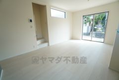 大きな掃き出し窓のあるリビングは、陽光あふれる明るい空間です。ゆったりと寛げる憩いの場となりそうです。 