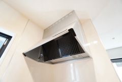 お手入れが簡単なスリム型レンジフードです。調理により発生する油煙や臭いを吸い込み、屋外へ排気してくれます。