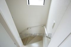 お子様も高齢の方も安心して上り下りができる手摺がついた安心設計です。