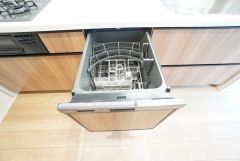 食事の後の手間を解消する食器洗い乾燥機付。冬場の洗い物で手荒れの悩みもなくなります。手洗いよりも節約できて便利。