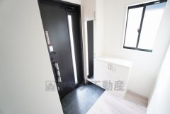 採光も考えられた明るい玄関です。靴が収納できるシューズボックス付きなので、靴がきれいに整頓できます。