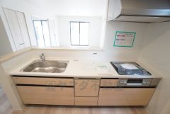 対面式キッチンなのでリビングにいるご家族とコミュニケーションを取りながら洗い物や、お料理が楽しめそうですね＾＾