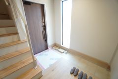 明るい採光が差し込む広々とした玄関に、大容量の収納スペースを完備。可動棚で靴や日用品もすっきり片付き、いつでも綺麗な空間を保てます＾＾