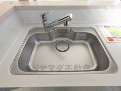 大きなお鍋も楽々洗える幅の広いシンクです＾＾ステンレスシンクなので簡単にお掃除できますよ。洗剤やスポンジもすっきりできる収納付き。