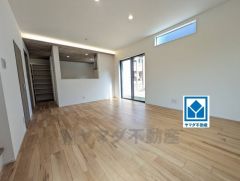 17.8帖。家族が集まる開放的なリビング。思い思いの時間を過ごしたり食事をしたり、素敵な団らんの場になりますね。