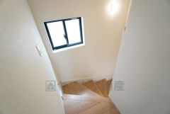 お子様も高齢の方も安心して上り下りができる手摺がついた安心設計です。 階段には小窓を配置しました。日中でも暗くなりがちな階段下が明るくなり安全ですね。