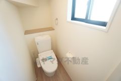 1階2階の2ヶ所にトイレがありますので、忙しい朝にも家族に気を使わず、ゆとりが生まれますね＾＾ 小窓付きで換気する時に便利です＾＾