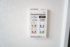 雨の日の洗濯も安心できる浴室暖房乾燥機付き浴室。リモコンで操作もボタン1つで簡単。