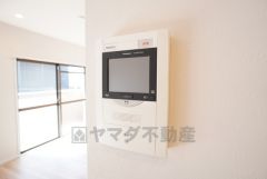 防犯はもちろん、セールスマン対策にもなるモニター付きインターホンです。 来訪者の顔が見えるので安心ですね＾＾