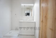 三面鏡裏収納付き洗面化粧台です＾＾ 歯磨きセットやスキンケア用品などの収納に便利ですね。