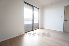 主寝室としてお使いいただけそうなこちらのお部屋は、日当たりが良く、爽やかな風を感じて起きる朝は、快適生活の始まりに。