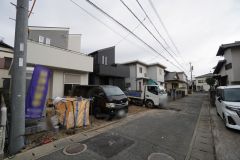 前面道路は南西側約4ｍの公道に面しています＾＾ 住人以外の車の進入も少なく、小さなお子様を持つご家庭にも安心です。