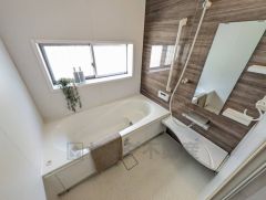 1日の疲れを癒すくつろぎのバスルーム。足を伸ばしてもゆったりと入れるサイズです。お子様と一緒にお風呂に入っても狭くないですね＾＾