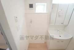 ランドリースペース上部には窓も付いており換気に便利です＾＾