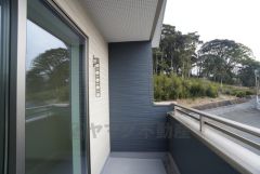 南面バルコニーで日当たり良好です＾＾ お洗濯やお布団干しはもちろん、日光浴スペースにも＾＾天気のいい日にはお布団もまとめて干せそうですね＾＾