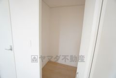 寝室にはウォークインクローゼット付き。すっきりと整理整頓でき気持ちよく過ごせます＾＾ たっぷり収納できるので衣替えの心配もいりませんね＾＾ 