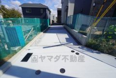 車が停めやすい環境です。カースペース2台付き。日当たり、風通し良好です＾＾