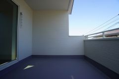 広々としたバルコニー。 天気のいい日にはお布団もまとめて干せそうですね＾＾
